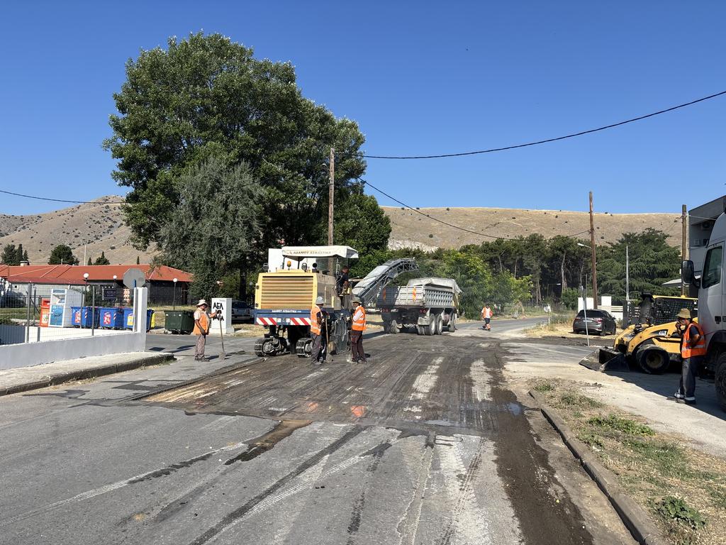 Προχωρούν οι ασφαλτοστρώσεις στον Δήμο Τυρνάβου